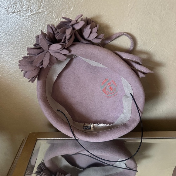 ELABORATE 1940s\' TAUPE TILT FELT HAT WITH FELT \